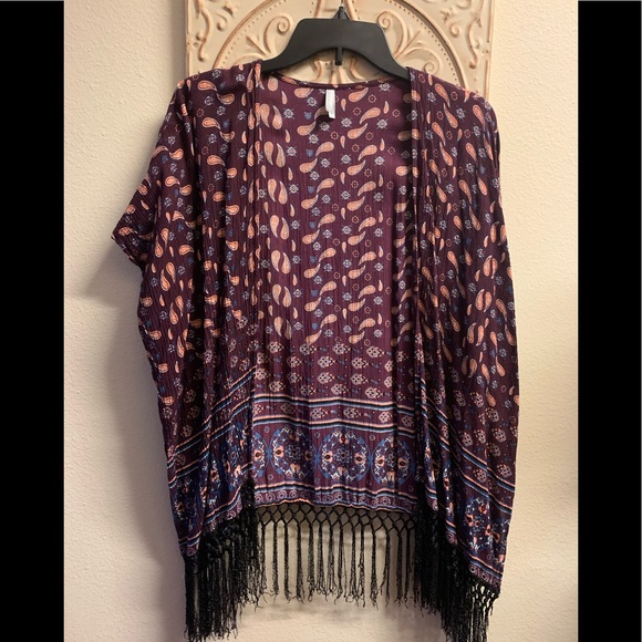Vanity Tops - 5/$30✨ Women’s purple paisley kimono